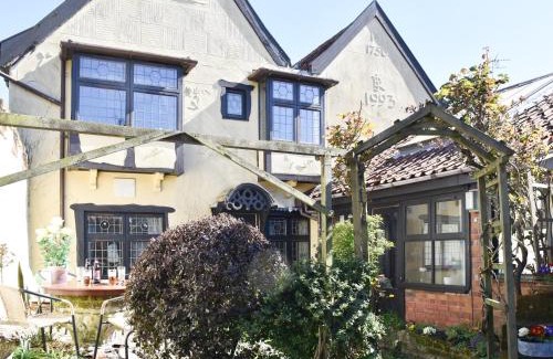 Great Yarmouth House | Explore The Old Workshop: Family & Pet Friendly Retreat