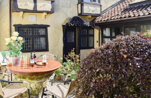 Great Yarmouth House | Explore The Old Workshop: Family & Pet Friendly Retreat