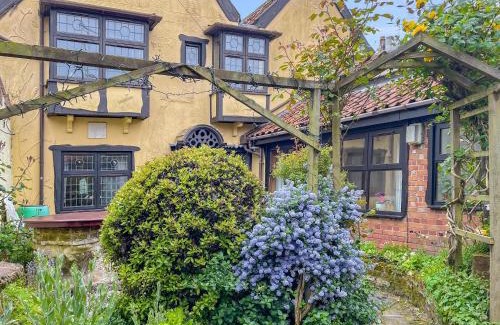 Great Yarmouth House | Explore The Old Workshop: Family & Pet Friendly Retreat