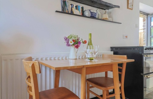 South Molton Cottage | Discover The Old Workshop: Pet-Friendly with Breakfast Included