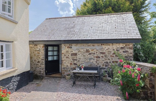 South Molton Cottage | Discover The Old Workshop: Pet-Friendly with Breakfast Included