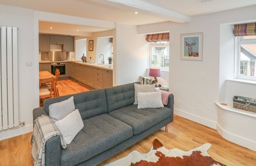 Dulverton Cottage | Cozy Retreat at The Old Workshop, Pet Friendly in Dulverton