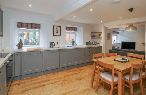 Dulverton Cottage | Cozy Retreat at The Old Workshop, Pet Friendly in Dulverton