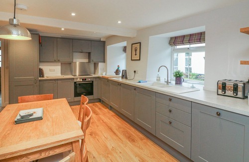 Dulverton Cottage | Cozy Retreat at The Old Workshop, Pet Friendly in Dulverton