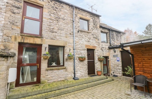 Castleton Cottage | Discover The Old Workshop with Garden in Castleton