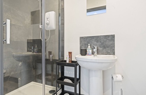 Giltbrook Apartment | Cozy Olive Suite: Family-Friendly Studio Apartment in Ilkeston