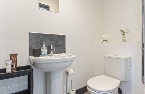 Giltbrook Apartment | Cozy Olive Suite: Family-Friendly Studio Apartment in Ilkeston