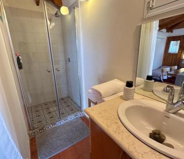 Tsafririm Cabin | Discover The Olive Tree: Pet Friendly & Family Welcoming