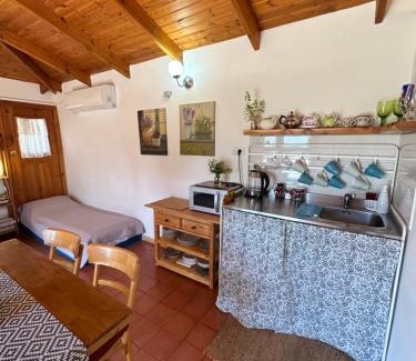 Tsafririm Cabin | Discover The Olive Tree: Pet Friendly & Family Welcoming