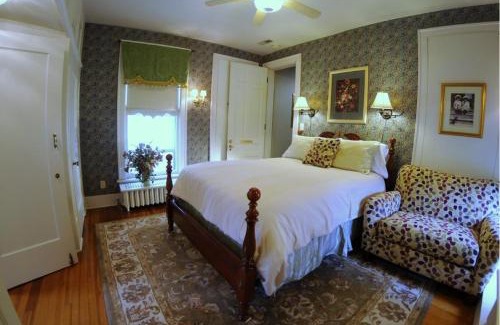 West Washington Bed & Breakfast | Discover The Oliver Inn: Family-Friendly with Breakfast Included