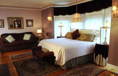 West Washington Bed & Breakfast | Discover The Oliver Inn: Family-Friendly with Breakfast Included