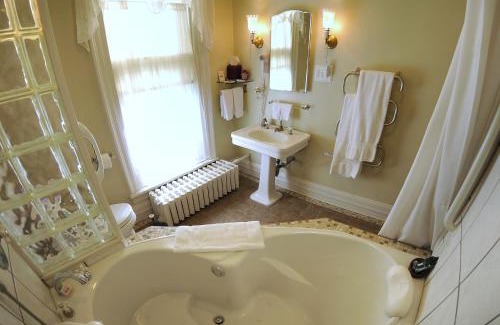 West Washington Bed & Breakfast | Discover The Oliver Inn: Family-Friendly with Breakfast Included