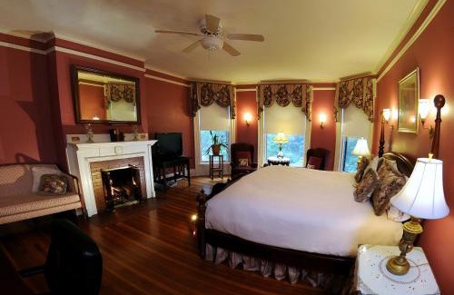 West Washington Bed & Breakfast | Discover The Oliver Inn: Family-Friendly with Breakfast Included
