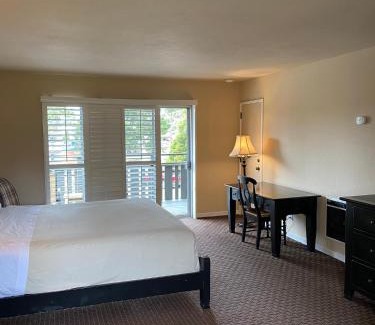 Pacific Grove Cabin | Family-Friendly Stay at The Olympia Lodge with Breakfast