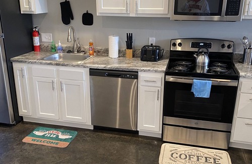 Covington Apartment | Highly Rated Stay Near Central Perk and Monica's Apartment