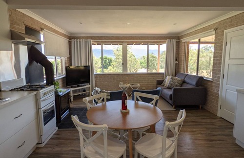 Porepunkah House | Family-Friendly Retreat with Breathtaking Mountain Views