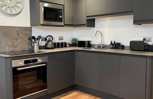 Pattiswick Apartment | Discover The Onley: Family-Friendly with Breakfast Included