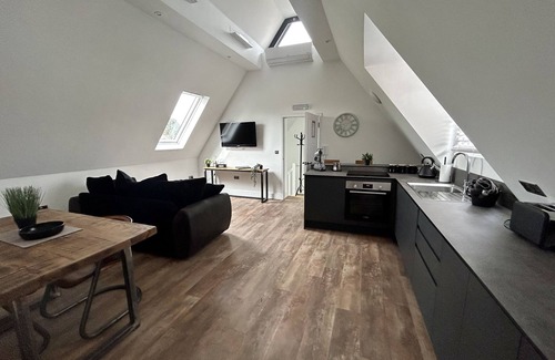 Pattiswick Apartment | Discover The Onley: Family-Friendly with Breakfast Included