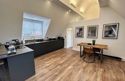 Pattiswick Apartment | Discover The Onley: Family-Friendly with Breakfast Included