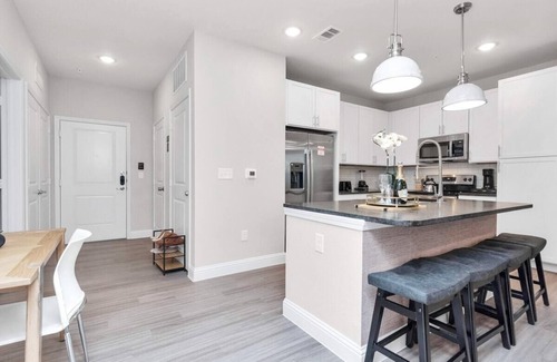 Clear Lake Shores Apartment | Inviting Onyx Abode: Near Kemah Boardwalk & NASA