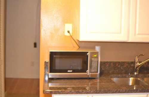 Indianapolis House | Cozy Onyx Cottage: Guest Rated 9.6 with Kitchen & Breakfast