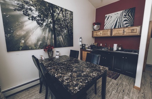 Crestone Apartment | Elegant Open-Plan Penthouse with Prime Family Amenities