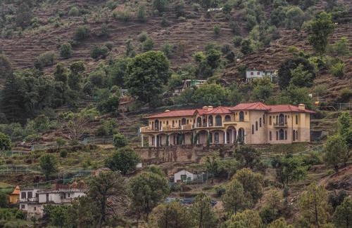 Kaul Hotel | Explore The Orchard at Peora Estates: Rated 9/10 by Guests