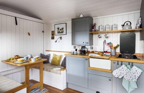 Great Doddington Cabin | Cozy Shepherd's Hut with King-Size Bed and Kitchen