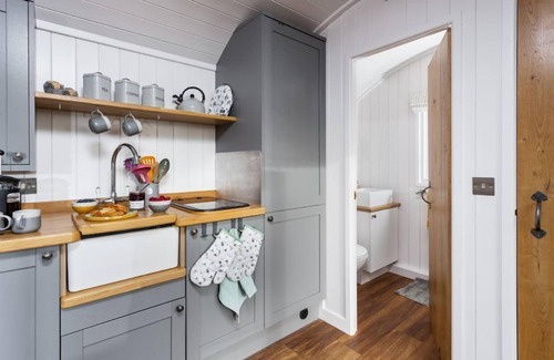 Great Doddington Cabin | Cozy Shepherd's Hut with King-Size Bed and Kitchen
