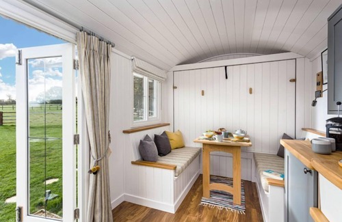 Great Doddington Cabin | Cozy Shepherd's Hut with King-Size Bed and Kitchen