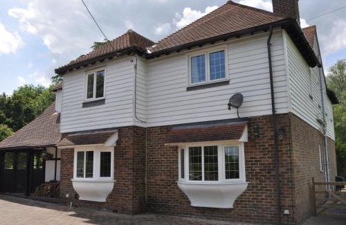 Northiam House | Experience The Orchard: Family-Friendly Retreat with Pool