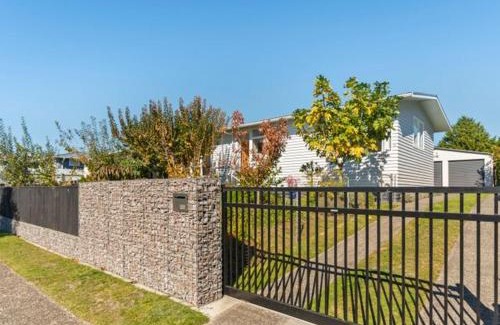 Turangi House | Cozy Orchard House - Family and Pet-Friendly Getaway