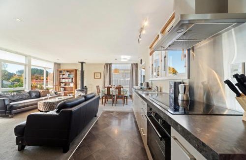 Turangi House | Cozy Orchard House - Family and Pet-Friendly Getaway