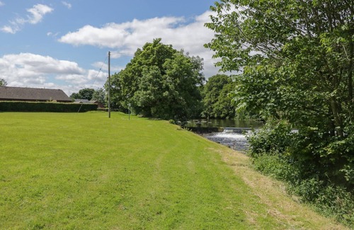 Eamont Bridge Cottage | THE ORCHARD OUTLOOK AT EAMONT PARK, with a garden in Penrith