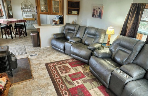 Florissant Cabin | Exceptional Lake George Lodge with Front Deck & Breakfast