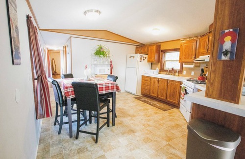 Florissant Cabin | Exceptional Lake George Lodge with Front Deck & Breakfast