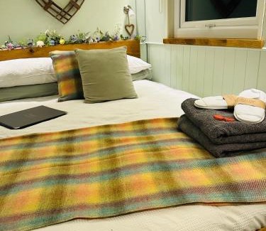 Pen-y-cae House | Experience Sleeping Giant Lodge - Farm Stay with Hot Tub