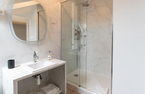 Quartier du Casino Hotel | Enjoy Comfort at The Originals Boutique, Hôtel Victoria