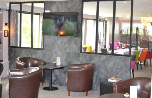 Roz-sur-Couesnon Hotel | Discover Hôtel Les Quatre Salines: Pet-Friendly Retreat