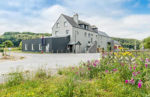 Roz-sur-Couesnon Hotel | Discover Hôtel Les Quatre Salines: Pet-Friendly Retreat