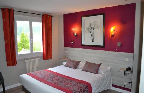 Roz-sur-Couesnon Hotel | Discover Hôtel Les Quatre Salines: Pet-Friendly Retreat