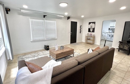 Joplin House | Inviting 2 Bedroom Retreat Near Interstate with Breakfast