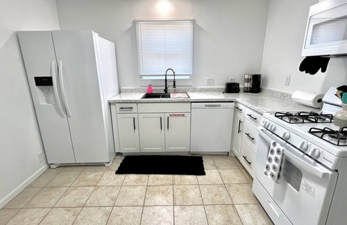Joplin House | Inviting 2 Bedroom Retreat Near Interstate with Breakfast