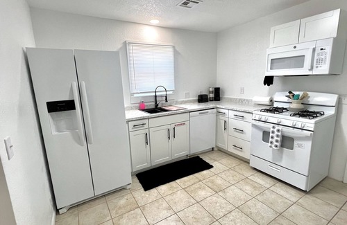 Joplin House | Inviting 2 Bedroom Retreat Near Interstate with Breakfast
