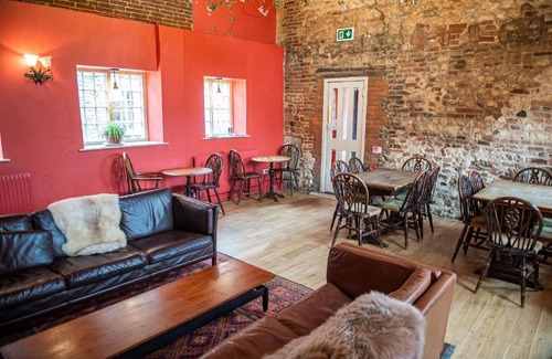 East Dereham Hotel | Pet-Friendly Retreat at The Ostrich Castle Acre