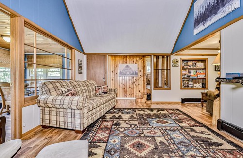 Lake Tomahawk House | Explore The Otter Den: Pet-Friendly Family Retreat