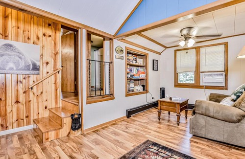 Lake Tomahawk House | Explore The Otter Den: Pet-Friendly Family Retreat