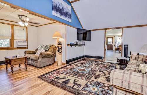 Lake Tomahawk House | Explore The Otter Den: Pet-Friendly Family Retreat