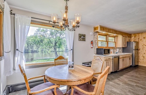 Lake Tomahawk House | Explore The Otter Den: Pet-Friendly Family Retreat