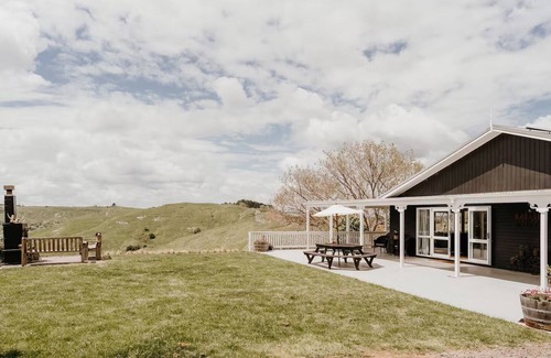 Onewhero House | The Outcrops Lodge @ Maui Farms